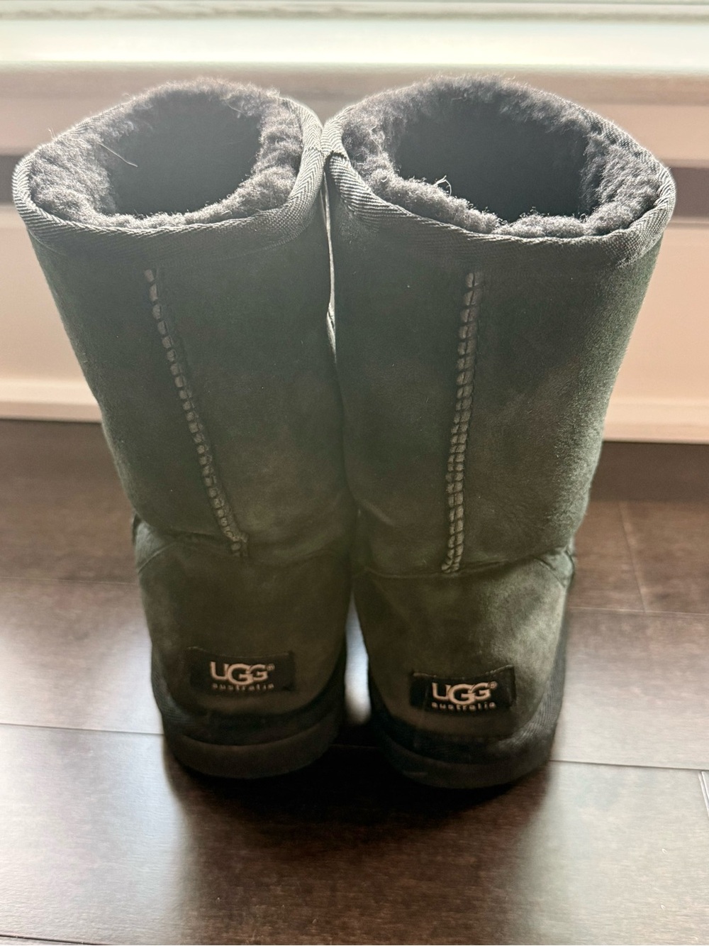UGG Classic Short Boot - Black - Size 9 - authentic